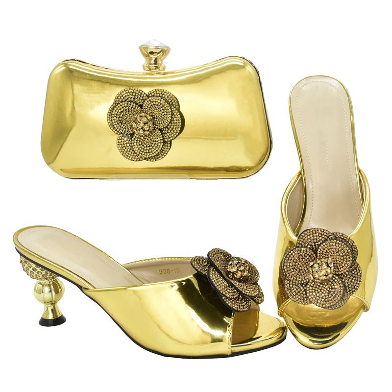 Kombinéiert den Owend mat glänzende Sandalen mat héijen Absätz a ronnem Fëschmond an engem Clutch-Set mat dräidimensionalen Decals_voghion.com