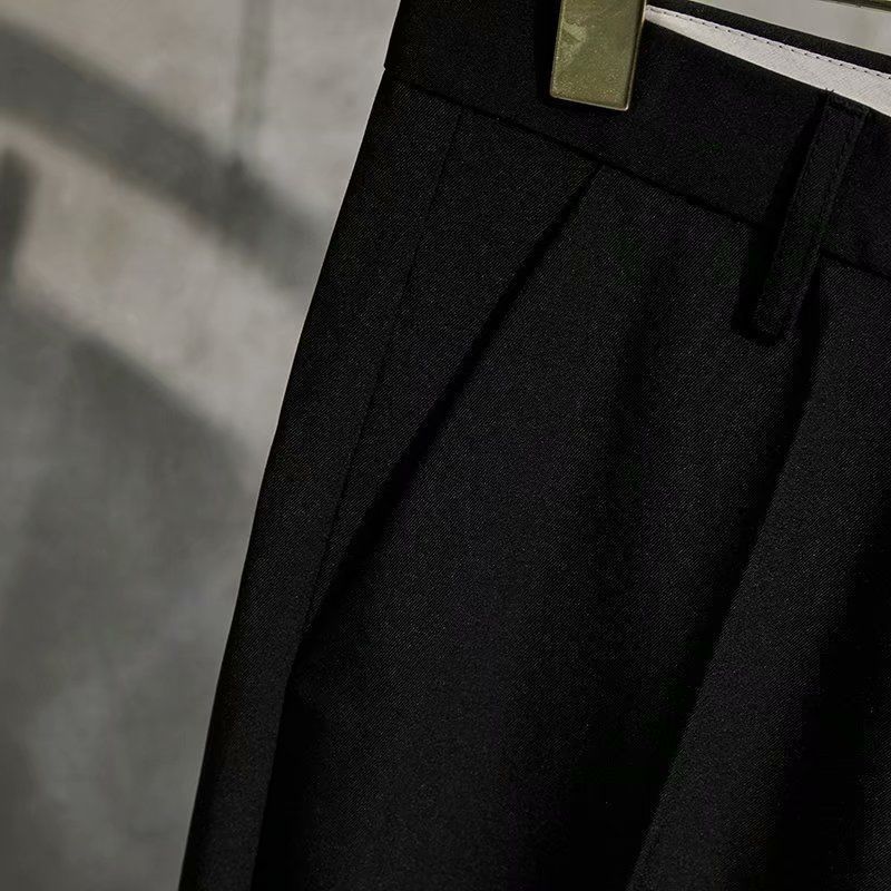 Pantaloni da uomo di design con lo stile di Hong Kong che entra nella moda, pantaloni a gamba dritta per la perdita di peso, pantaloni western drappeggiati casual e alla moda._voghion.com