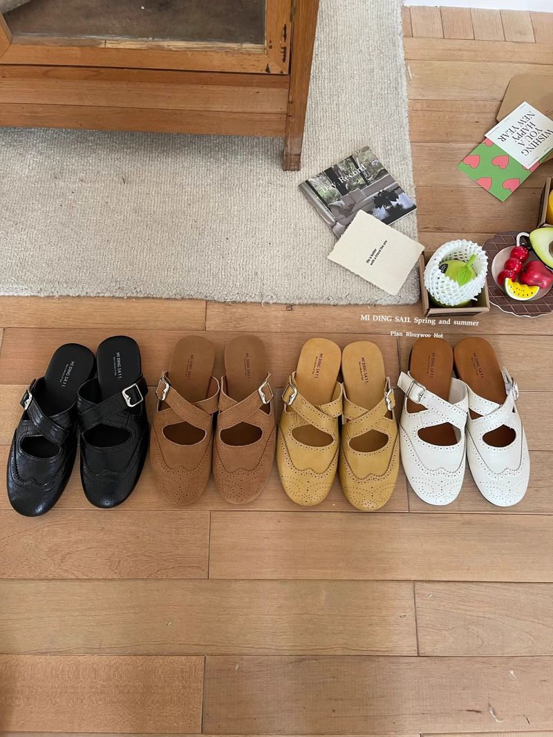 Artistic Carved Temperament Closed-Toe Half Slippers Comfortable Versatile Cross Strap Flat Mules Women's Shoes_voghion.com