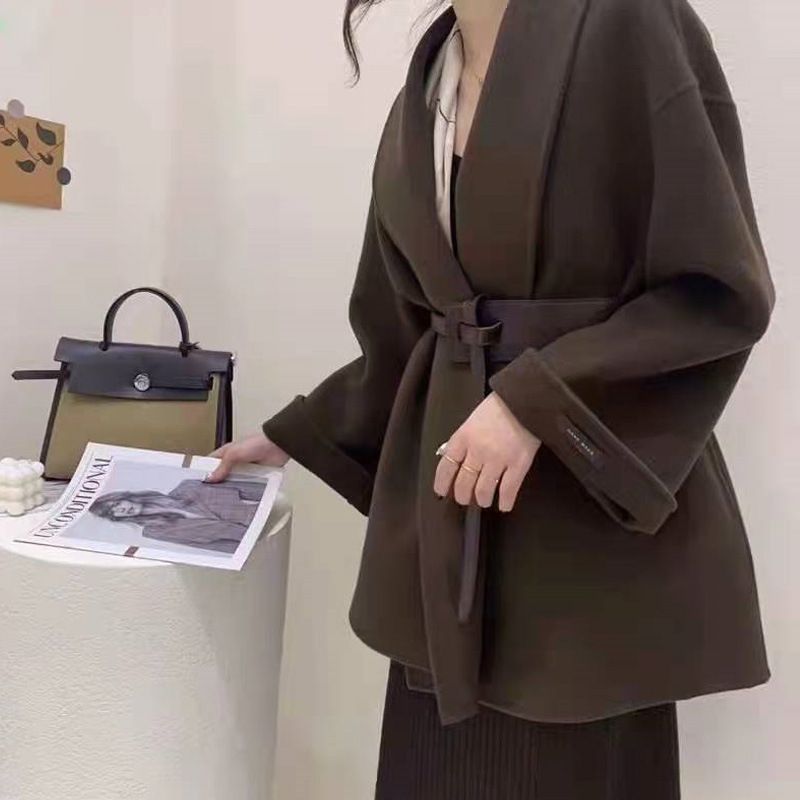 Casaco feminino de lã dupla face, curto, peplum, com cinto, slim fit, elegante, trench coat para outono e inverno_voghion.com