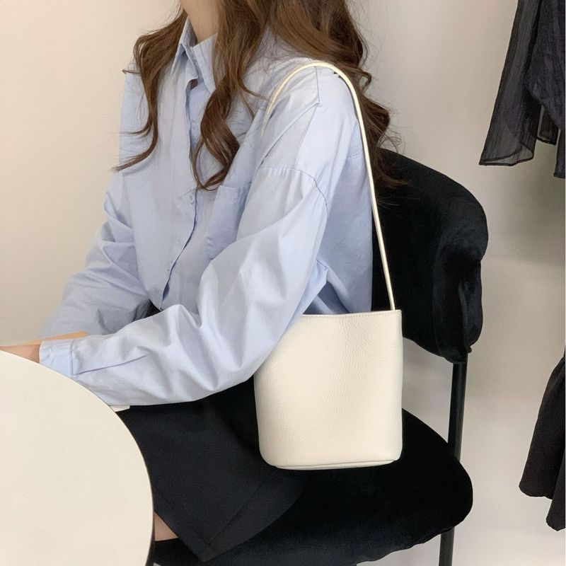 Borsa a secchiello piccola minimalista, esclusiva da donna, novità primavera/estate 2025, primo strato in pelle di vacchetta, design a tracolla alla moda_voghion.com