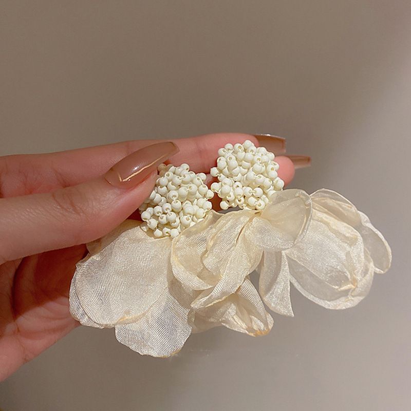 Orecchini con perle e diamanti in argento con frange a forma di fiore, orecchini di nicchia, temperamento atmosferico, orecchini di lusso leggeri e di alta gamma._voghion.com