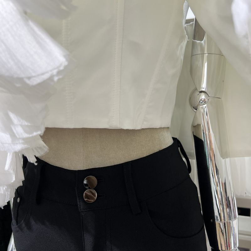 Kadın Giyim Moda Gösterisi Stili Düşük Kesimli Straplez Kısa Üst ve Düz Renk Streç Şort Takımı - Nefes Alabilir Polyester, Rahat Kesim (Beyaz/Kırmızı/Siyah)_voghion.com