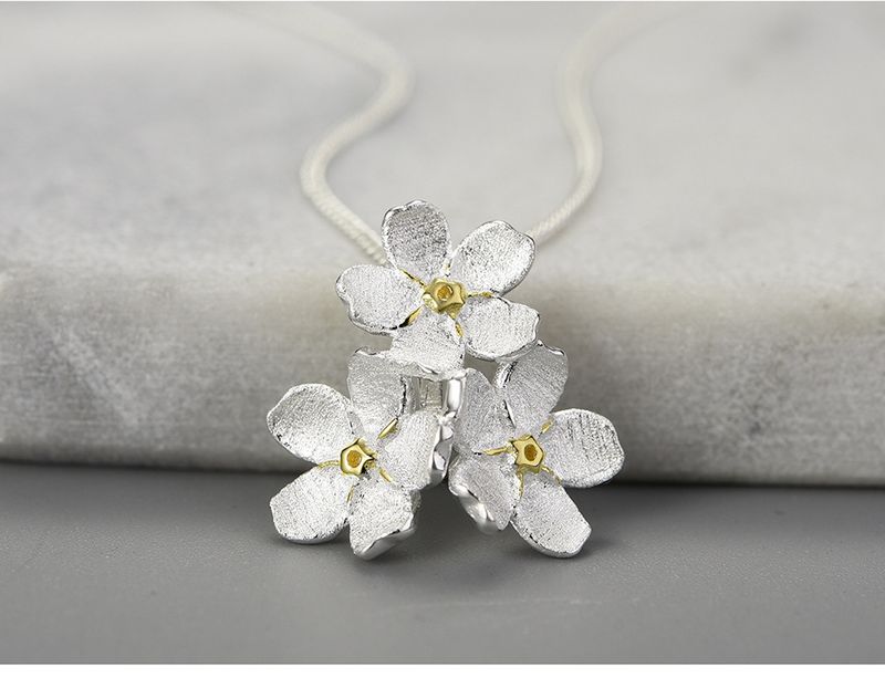 Ciondolo da donna fresco disegnato a mano_voghion.com