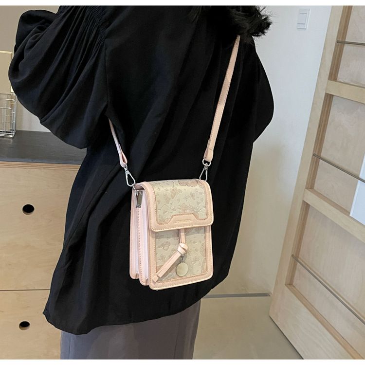 Niche Design Embroidered 2024 New Women's Fashion One Shoulder Crossbody Versatile Popular Small Square Bag_voghion.com