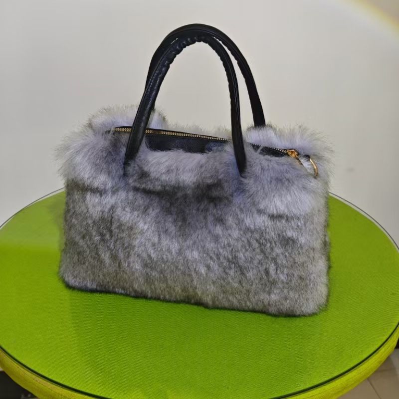 Borsa alla moda e alla moda con grande pancia in pelliccia di procione e volpe 2025_voghion.com