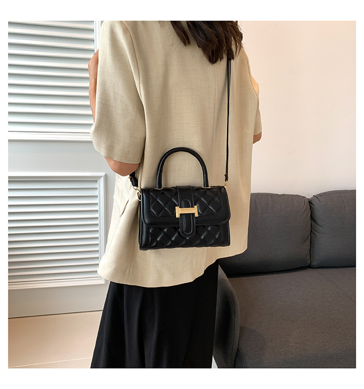 Borsa piccola con filo da ricamo Lingge 2023 Borsa da donna nuova Borsa a tracolla larga all-match in stile esplosivo popolare Borsa a tracolla piccola borsa quadrata portatile_voghion.com