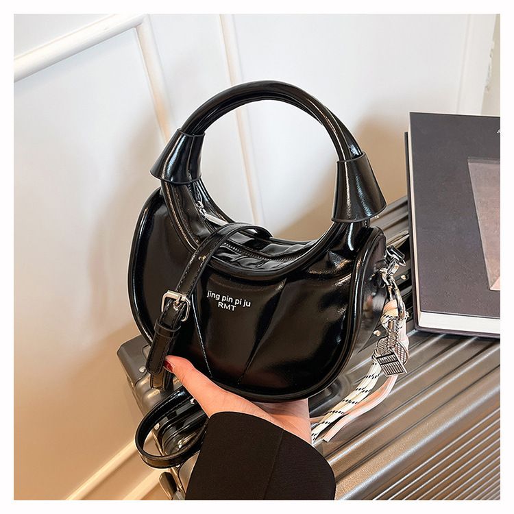 Elegante und stilvolle Damen-Umhängetasche in Mondform mit Seilknoten-Akzent – ideal für den Alltag._voghion.com