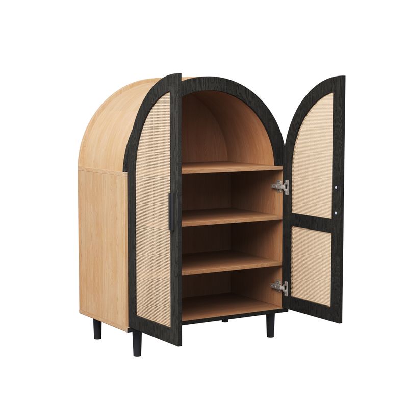 Buffet élégant aux bords arrondis, portes en rotin tressé et trois étagères pour le rangement du salon ou de l'entrée_voghion.com