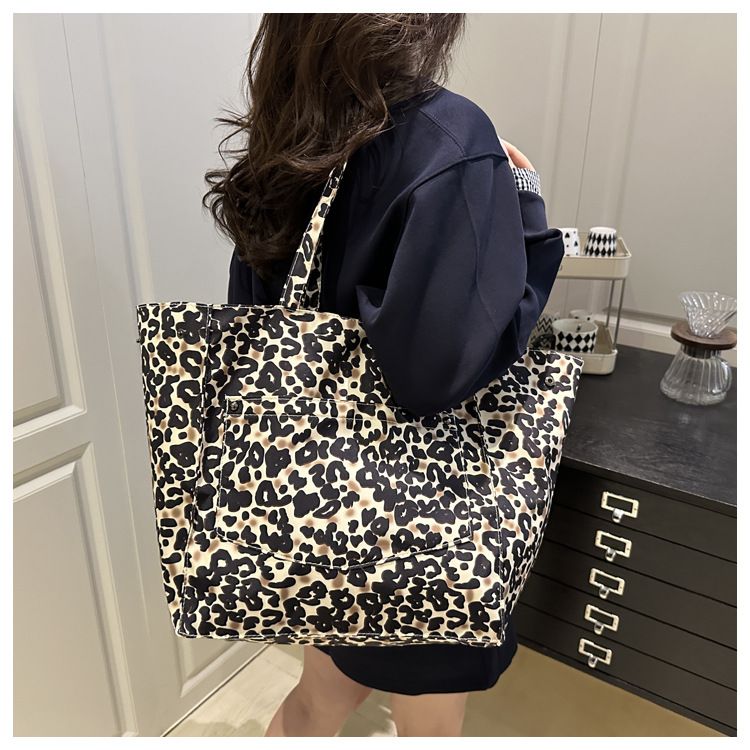 Leopard Print Canvas Tote Bag Women's Large-capacity Bag Portable Commuter Bag Versatile Shoulder Mommy Bag_voghion.com