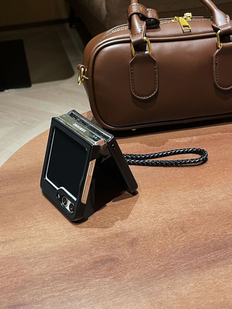 Retro applicable leather Camellia galaxy zflip3/4 mobile phone case Samsung 5 generation folding protective case bracelet_voghion.com