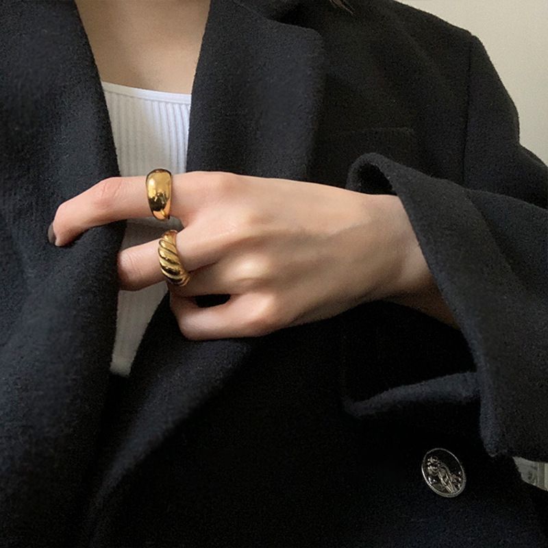 Anello unisex per coppia, in stile minimalista, con superficie liscia e spessa in oro francese, con filetto a baguette, per donne_voghion.com