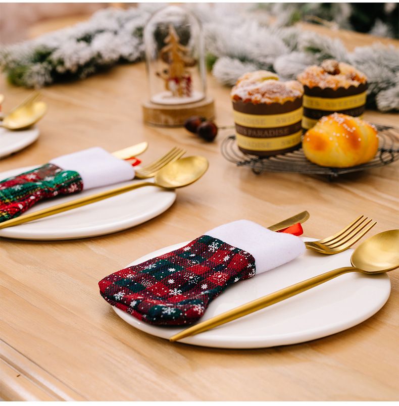 Juego de cuchillo y tenedor con copos de nieve y decoración navideña Calcetines pequeños navideños Bolsa de regalo con calcetines navideños pequeños_voghion.com
