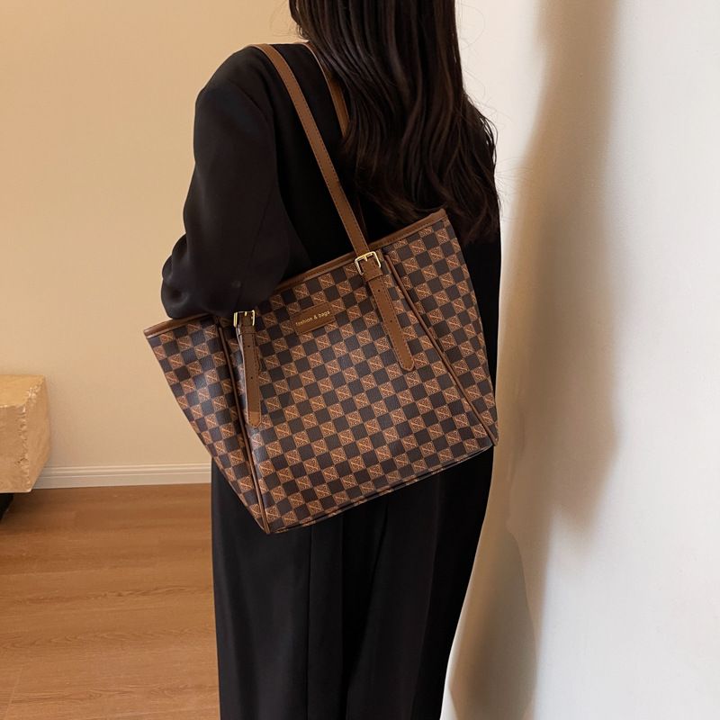 European and American Popular Bag 2024 New Printed Tote Bag Shopping Bag Large Capacity Versatile Retro One Shoulder Crossbody Bag_voghion.com