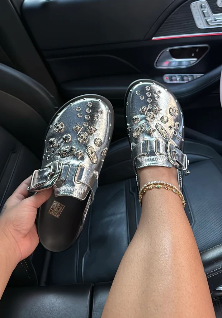 Women's Shoes Retro Half Slippers Thick Soled Rivet One Strap Outer Wear Flat Soled Mules_voghion.com