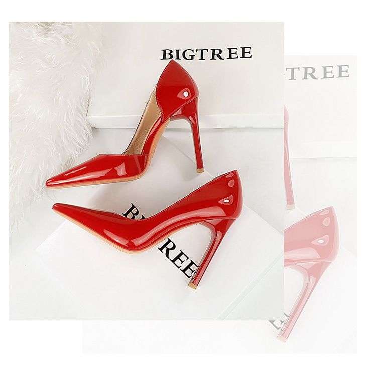 Damenschuhe mit dicken Absätzen, superhohen Absätzen, Lackleder und flacher, seitlich ausgehöhlter quadratischer Spitze_voghion.com