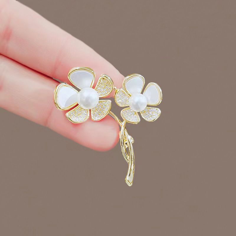 Broche de flor pequeña con temperamento, perla, exquisito ramillete de alta gama, accesorio para suéter, antiluz, nuevo alfiler_voghion.com