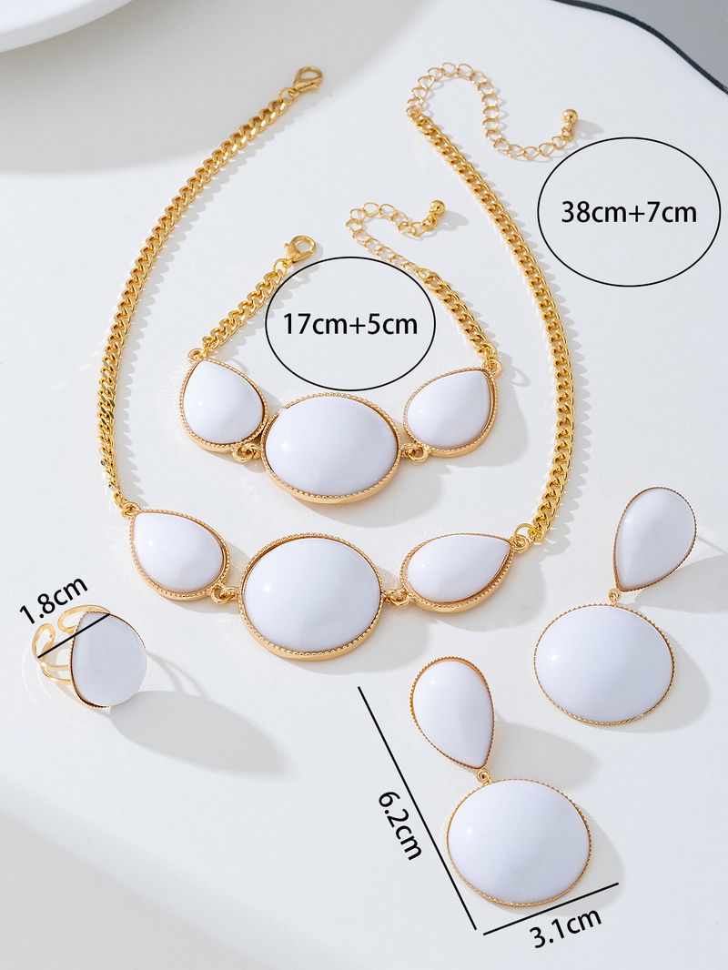 Set di gioielli da donna con collana, orecchini, bracciale e anello intarsiati con gocce d'acqua geometriche eleganti e alla moda_voghion.com