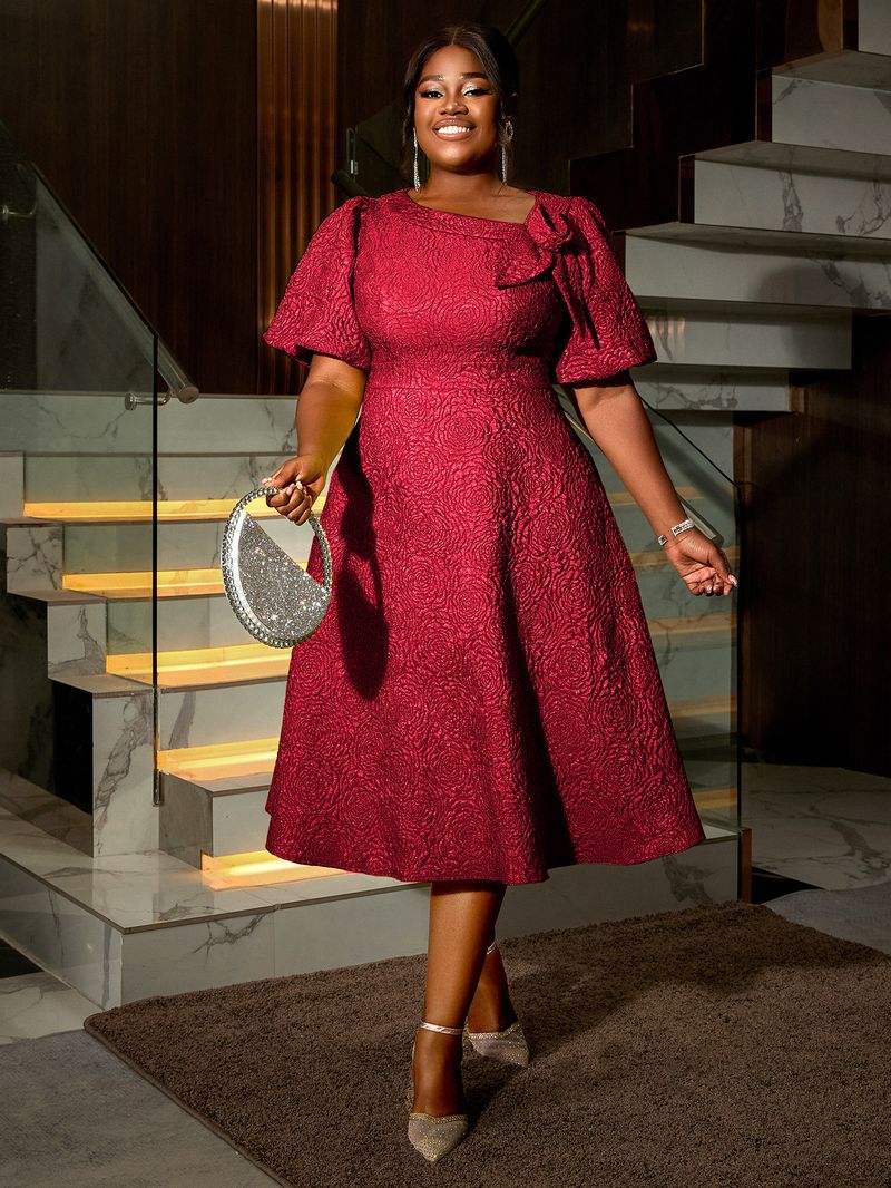 Vestido elegante plus size com mangas bufantes – jacquard floral de cintura alta, decote assimétrico, poliéster elástico (confortável para a noite e para o escritório)_voghion.com