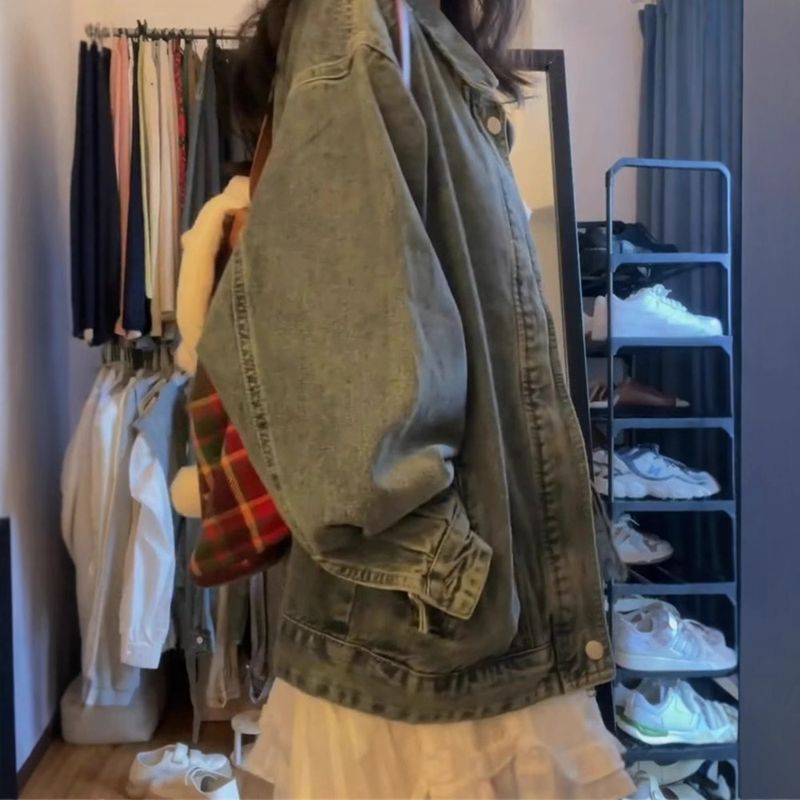 La tendencia de moda de este año es una hermosa chaqueta vaquera lavada con cremallera y abertura, pantalones cortos de primavera y otoño para mujer._voghion.com