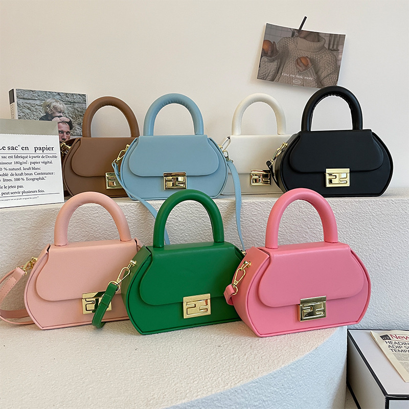 Sac à bandoulière simple et rigide pour femmes, couleur unie, sens avancé, simple, à coque rigide, portable, à la mode, automne et hiver_voghion.com