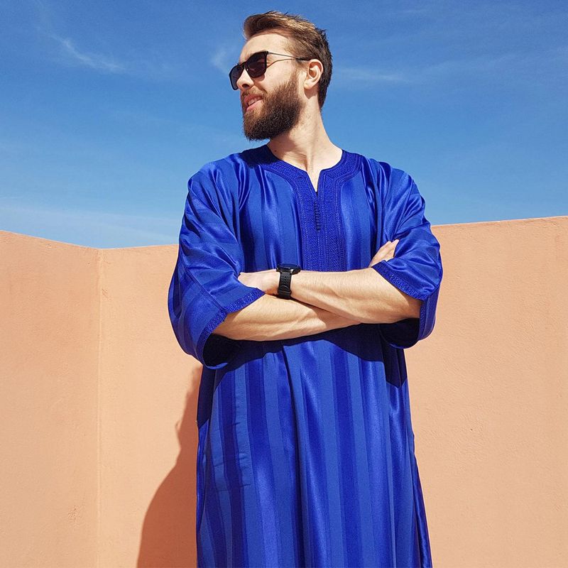 Vīriešu apģērbs Tuvo Austrumu Marokas Dubaijas apģērbs svītrains halāts ar vidējām piedurknēm, izšūts Saūda Arābijā_voghion.com