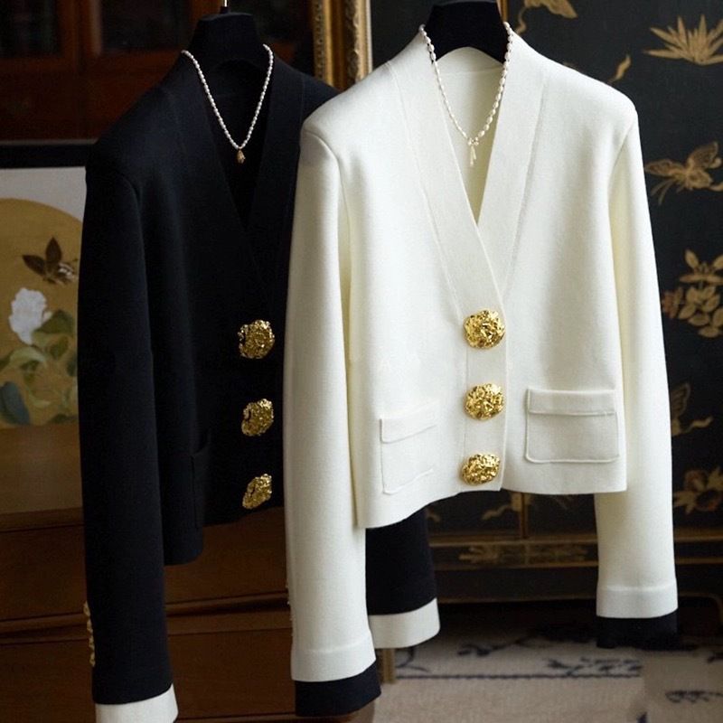 Ropa de mujer Cárdigan de punto ligero de lujo nuevo con botones dorados en contraste blanco y negro y escote en V_voghion.com