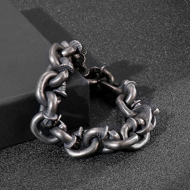 Herren-Punk-Armband aus Edelstahl mit quadratischen Nieten – Ausgefallenes geometrisches Design für trendige Modeaccessoires_voghion.com