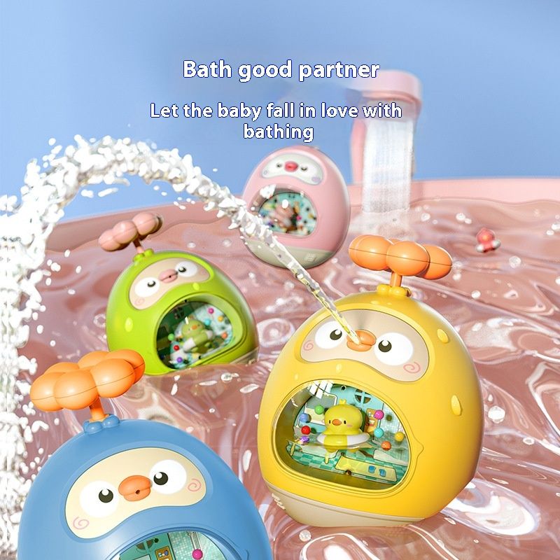 Baby hëlt e Bad, spillt am Waasser, wackeleg Puppelchen Spillsaachen, Kannerbuedem, Drockwaasserspray, klingelt Klack,_voghion.com