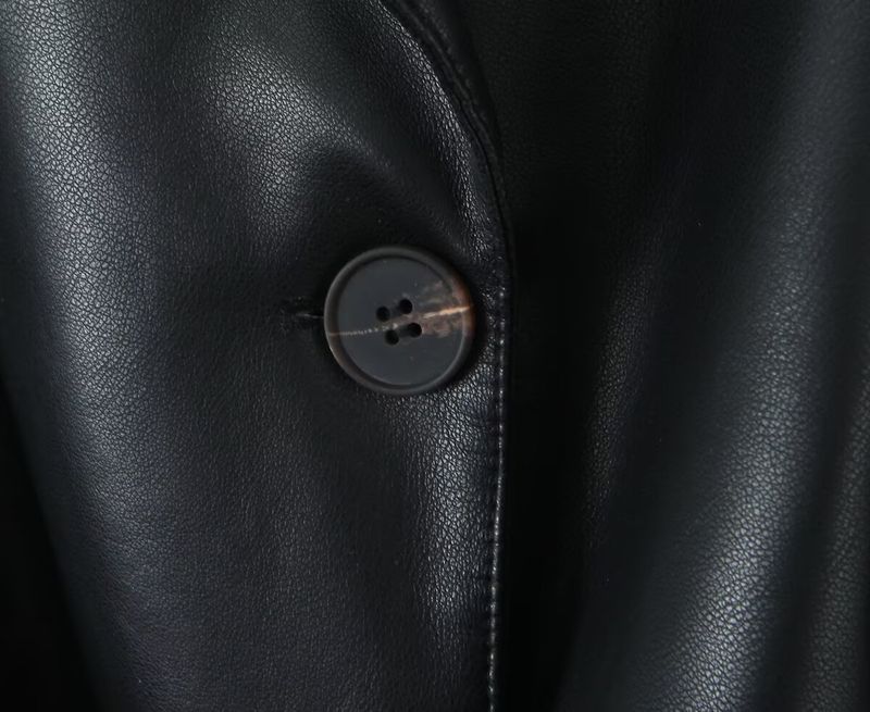 Trench in similpelle di ispirazione francese per donna – Cappotto lungo con cintura e dettagli in rilievo 3D (S-L, nero/marrone)_voghion.com