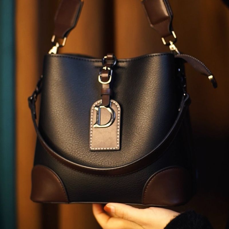 Borsa a tracolla singola alla moda, nuova, di alta qualità, con texture a secchiello, per streaming live di nicchia da donna_voghion.com