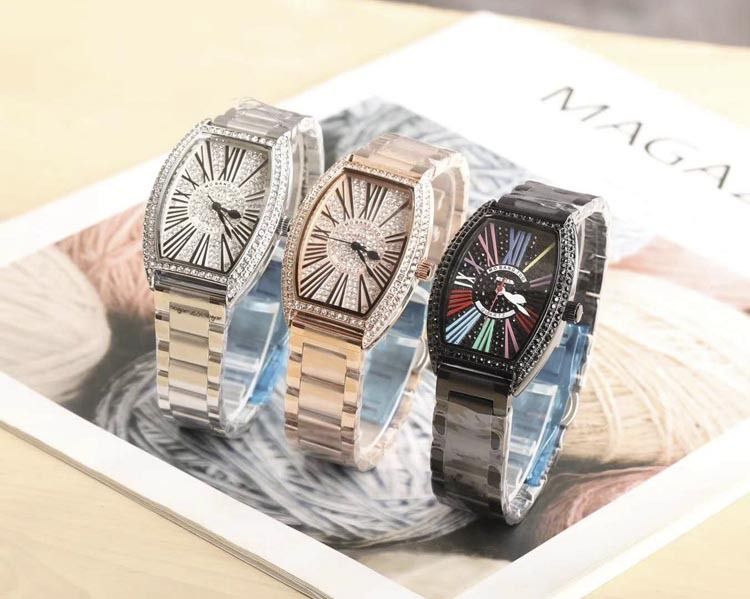 Montre-bracelet en acier incrustée d'étoiles du ciel pour femme de la même collection Bucket FM_voghion.com