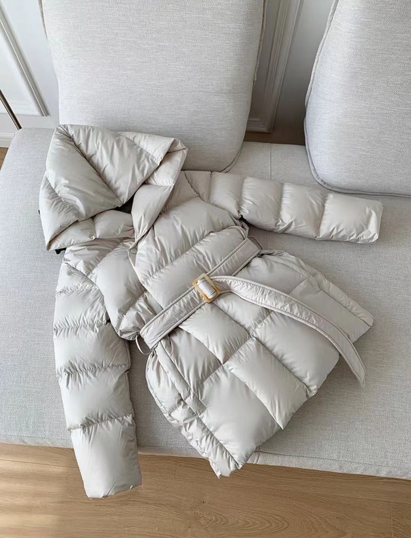 Damen-Daunenjacke mit kurzem Taillengürtel und Kapuze und Füllung aus 90 % weißen Entenfedern, schmal geschnittener Wintermantel für den Weg zur Arbeit und als Freizeitkleidung_voghion.com