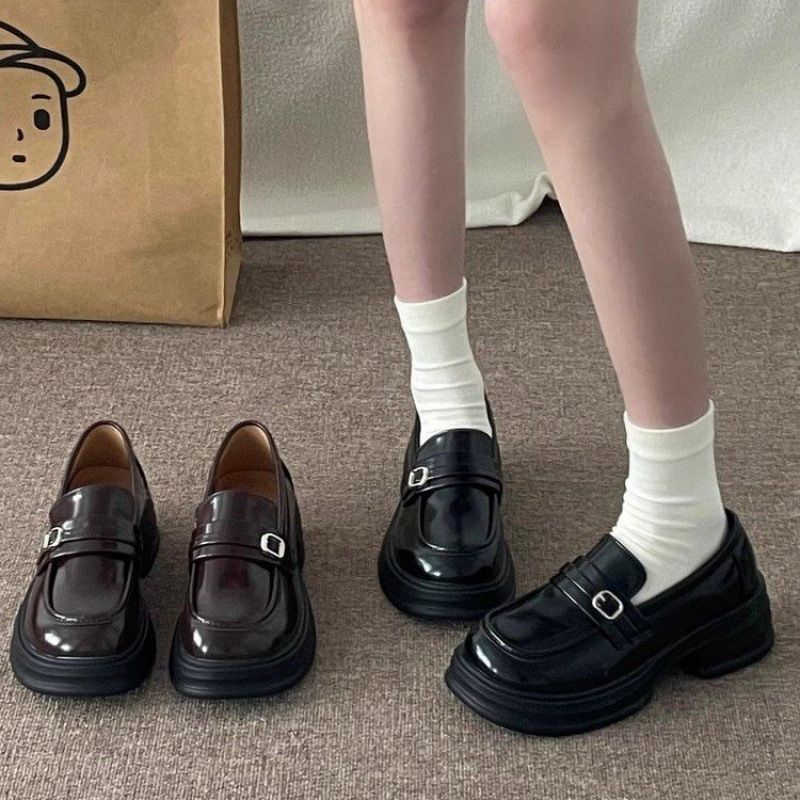 2025 Frühjahr Neue vielseitige schwarze Lederschuhe im britischen Stil mit dicken Slippern und weicher Sohle und runder Spitze_voghion.com