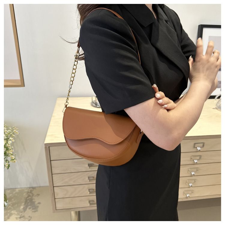 Piccola borsa a mano per donna 2024 nuova borsa a tracolla singola alla moda primavera ed estate, design di nicchia, tracolla larga,_voghion.com