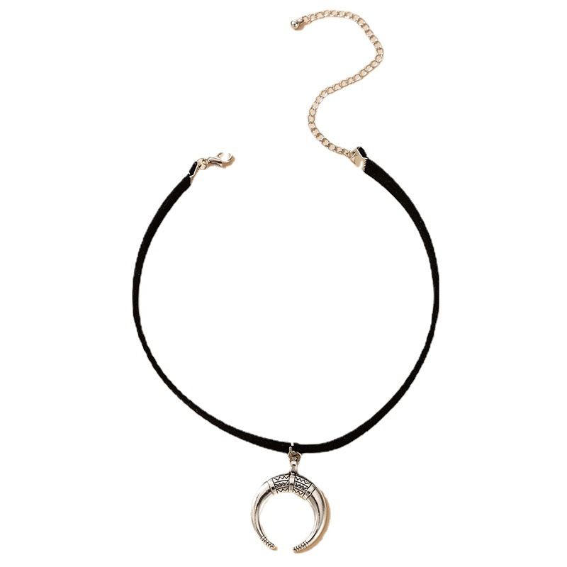 Collier ras du cou simple et tendance en forme de croissant géométrique avec chaîne à clavicule simple et totem en corne_voghion.com