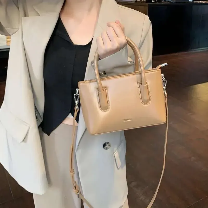 Bolso mini horizontal de diseño avanzado de diseñador 2025 para mujer, informal y versátil, con un solo hombro y cierre bajo el brazo._voghion.com