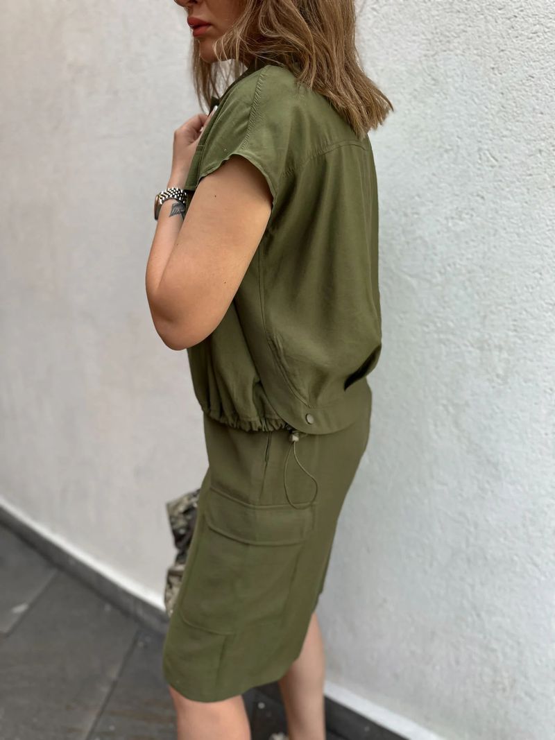 Completo da donna in due pezzi, casual, ampio, tinta unita, con camicia e pantaloncini, colletto rovesciato_voghion.com