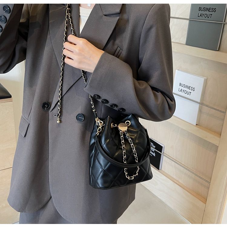 Borsa a tracolla con tracolla di alta qualità, versatile e alla moda, con catena trapuntata, per donna, 2023_voghion.com