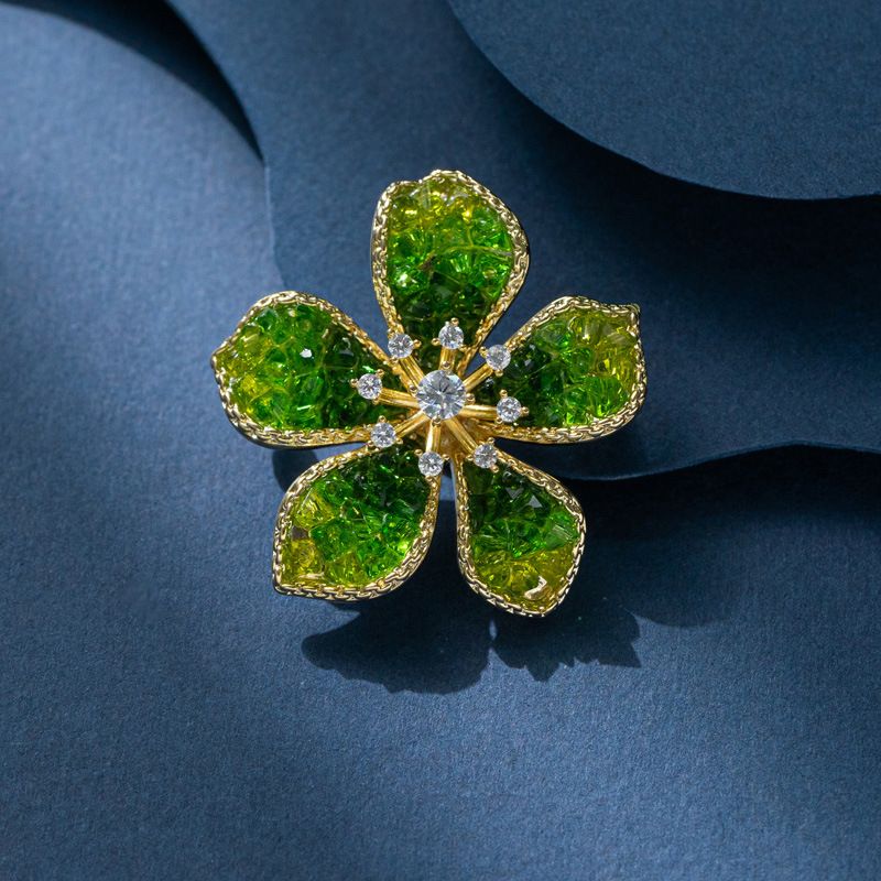 Small fresh and gradual change green crystal five-leaf flower brooch, shirt decoration handmade corsage_voghion.com