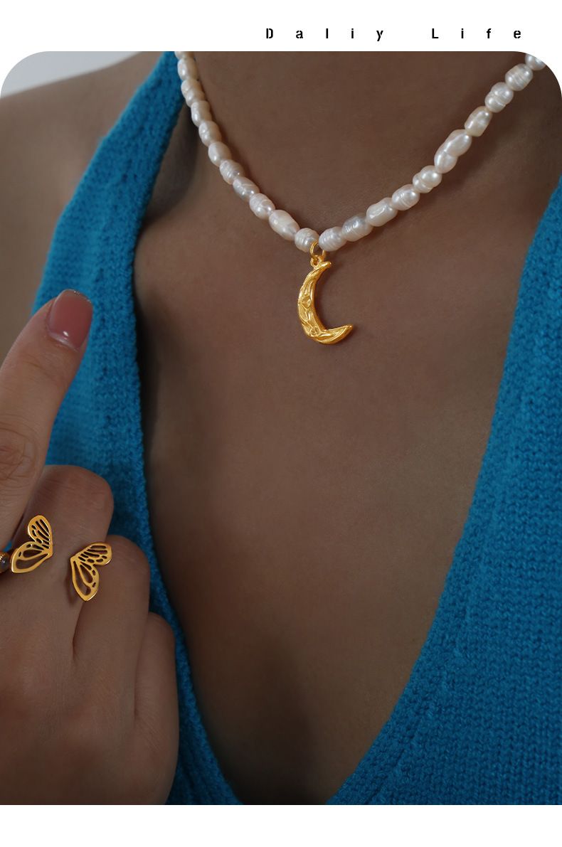 Französische Nischenpersönlichkeit Ins Cool Style Plissee Textur Mond Anhänger Schlüsselbeinkette Titanstahl Süßwasserperle_voghion.com