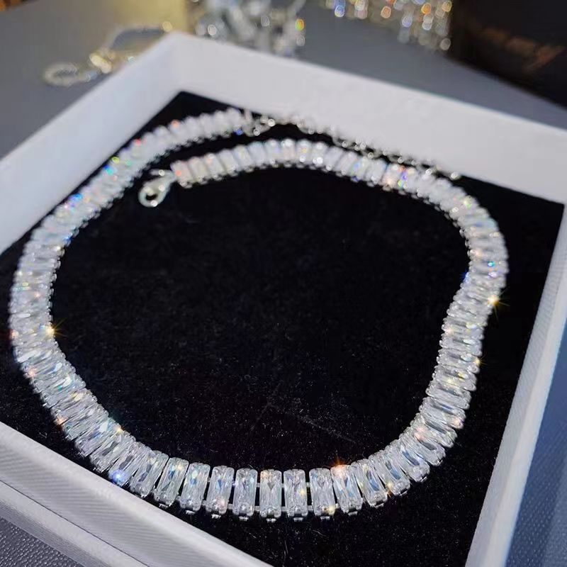 Collana leggera di lusso di alta qualità con zirconi, semplice e alla moda, collana con temperamento di alta qualità, catena corta per clavicola, personalità, gioielli alla moda_voghion.com