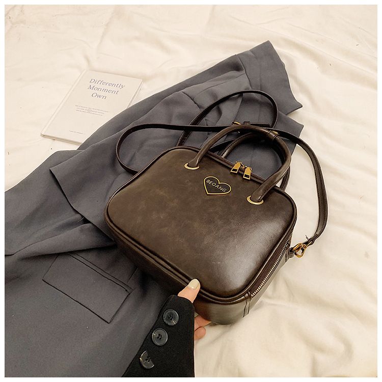 Borsa a tracolla singola coreana in pelle PU di alta qualità, a forma di cuore, quadrata piccola, autunno e inverno 2024_voghion.com