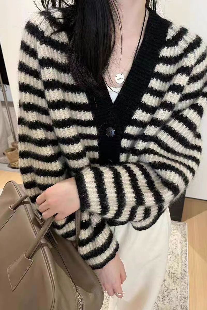 Chic Striped Knit Cardigan – Oversized V-Neck Button-Up Sweater (One Size, Cozy & Trendy)_voghion.com