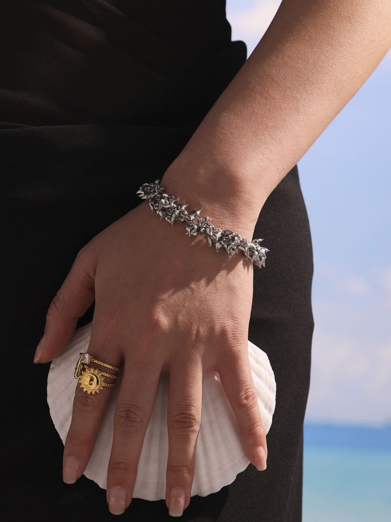 Bracciale da donna con ciondolo a forma di cuore geometrico minimalista in acciaio inossidabile placcato sottovuoto, pezzo trendy da indossare ogni giorno._voghion.com