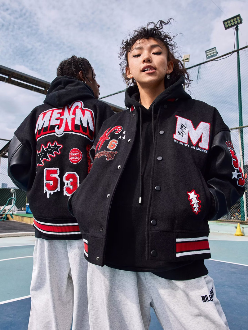 Herrenbekleidung: Vintage-Baseballuniformen für Männer und Frauen, kombiniert mit einem High-Street-Design und einer Nischen-Instagram-Modejacke_voghion.com