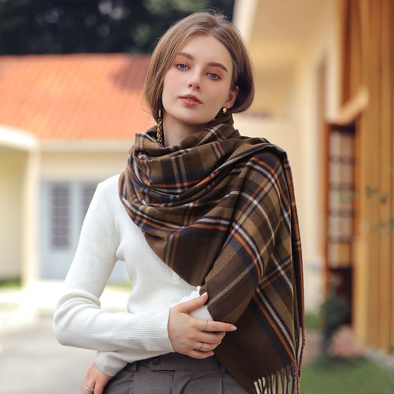 2024 Neuer Winterstil Karierter Warmer Schal mit Quaste für Damen Mittellang_voghion.com
