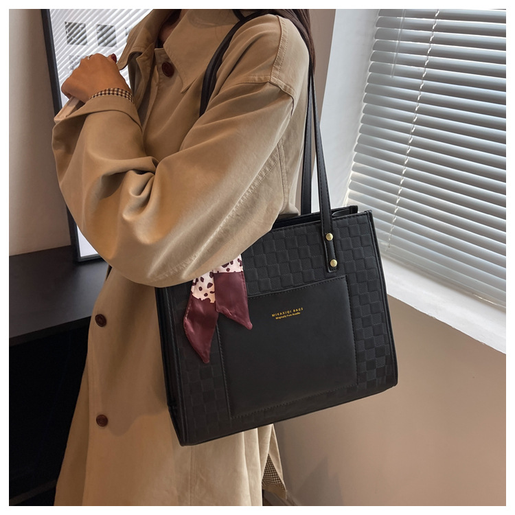2025 New Trendy Hot Tote Women's Large Capacity Office Commuter Textured Shoulder Bag_voghion.com