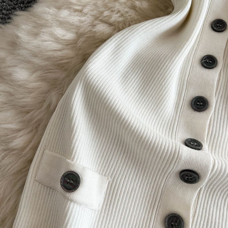 Abito da donna in maglia retrò, senza maniche, con scollo rotondo, vestibilità attillata, monopetto, gonna aderente con cintura sui fianchi, lunghezza media_voghion.com