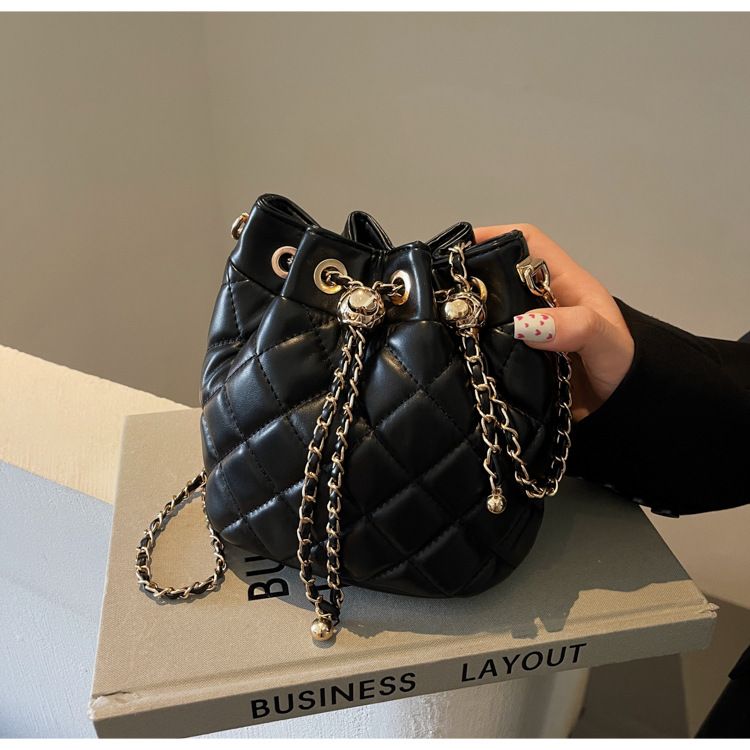 Damen Bucket Bag Diamond Chain Crossbody Bag Kleine Bucket Bag mit Kordelzug Leichte, luxuriöse, runde Bucket Bag Umhängetasche Crossbody Bag Frau_voghion.com